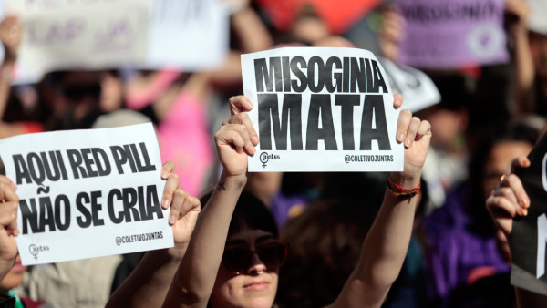 São Paulo (SP), 25/04/2026 - Manifestantes participam do ato Brasil sem Misoginia, no MASP na avenida Paulista.