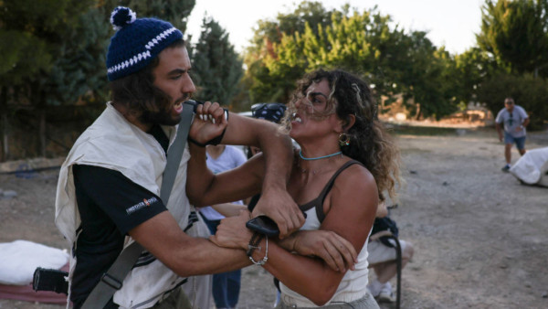 Alice Kisiya confronta um colono na zona de al-Makhrour, na Cisjordânia ocupada, em agosto de 2024