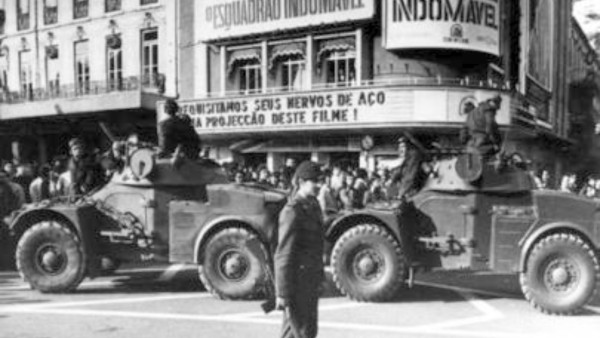 Veículos militares nos Reatauradores, Lisboa, no dia 25 de Abril. Foto Centro de Documentação 25 de Abril