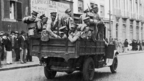Movimento de Tropas na Revolta da Madeira em carrinha da Câmara Municipal do Funchal.  Meados ou finais de Abril de 1931. 