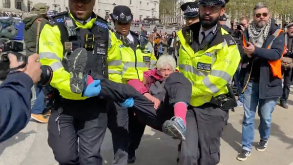 Manifestante detida pela polícia este sábado em Londres