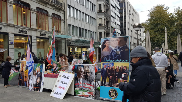 Grupo de iranianos pró-Pahlavi manifesta-se em Genebra com bandeiras de Israel e cartazes onde se lê “Make Iran Great Again”.