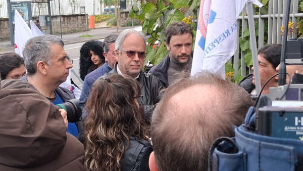 José Manuel Pureza na concentração das trabalhadoras da limpeza industrial da Lucena & Lucena em frente à ESE do Porto. 