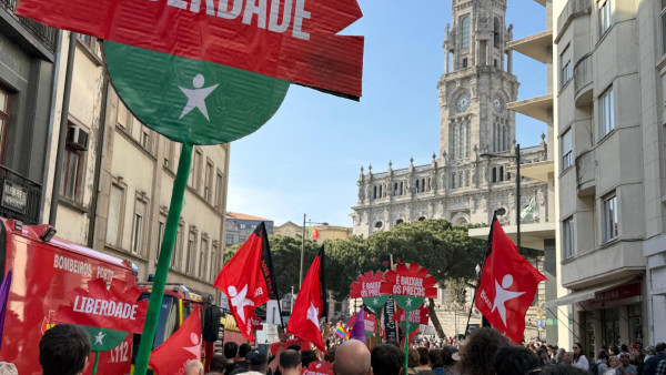 Manifestação dos 52 anos do 25 de Abril no Porto