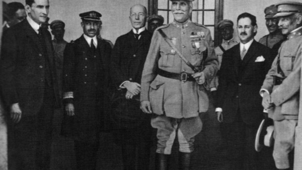 Membros do 1º governo da ditadura. Da esquerda para a direita: António Oliveira Salazar, José Mendes Cabeçadas, Jorge Mendes dos Remédios, Manuel Gomes da Costa, Manuel Rodrigues Júnior é Óscar Fragoso Carmona. Foto publicada na página Memorial aos Presos e Perseguidos Políticos