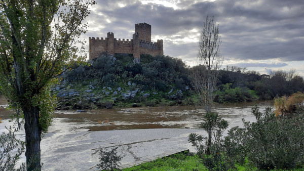 Rio Tejo com castelo de Almourol em fundo