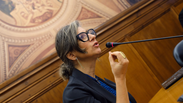 Francesca Albanese no Parlamento português em 2024. 
