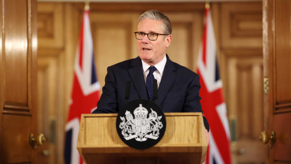 Primeiro-ministro britânico Keir Starmer em conferência de imprensa na sequência do esfaqueamento de dois homens judeus em Golders Green, no norte de Londres.