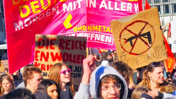 Manifestação estudantil antimilitarista em março em Berlim.
