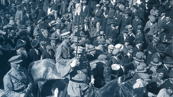 Desfile de Gomes da Costa e suas tropas após a Revolução de 28 de Maio de 1926