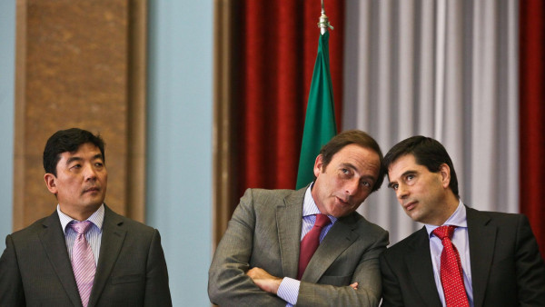Paulo Portas, Vítor Gaspar e Cao Guangjing, presidente da CTG, vice-governador de Hubei e ex-suplente do Comité Central do Partido Comunista Chinês, na assinatura do acordo de venda.