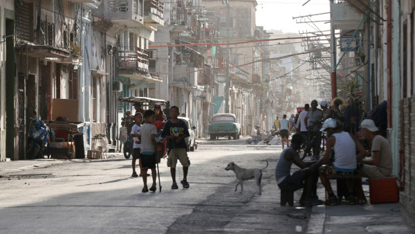 Crianças caminham por uma rua em Havana, Cuba,