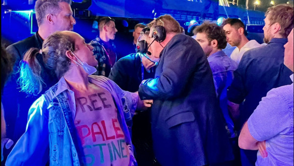 Ativista detido pelos seguranças da Eurovisão