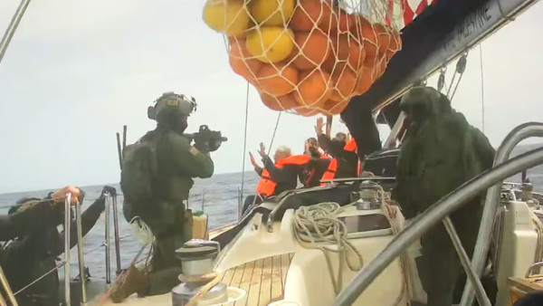 Comando israelita aponta arma aos voluntários da flotilha humanitária durante o assalto ilegal