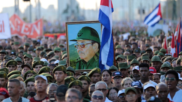 Dezenas de milhares de pessoas participaram na "Tribuna Anti-imperialista" de 22 de maio em Havana para mostrar solidariedade com Raul Castro.
