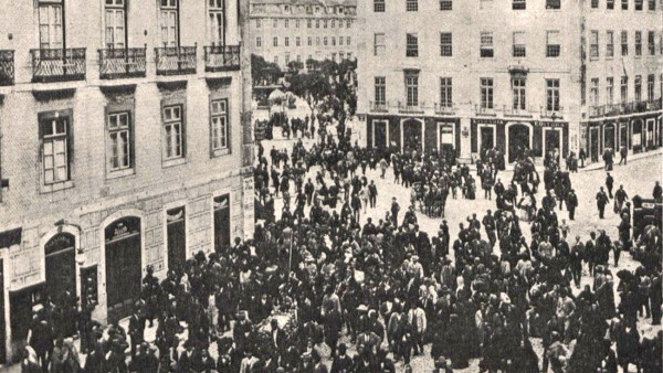 Multidão durante as comemorações do dia 1º de Maio de 1897 no antigo Largo de Camões actual D. João da Câmara no Rossio em Lisboa. Foto do blogue "Histórias com História".