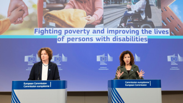 A porta-viz da Comissão Europeia Eva Hrncirova e a comissária Roxana Mînzatu, com a pasta dos direitos sociais e qualificações, na apresentação da estratégia europeia anti-pobreza