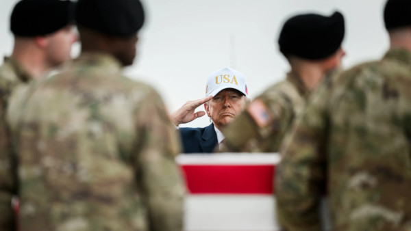 Trump na receção aos restos mortais dos soldados dos EUA nos primeiros dias do seu ataque ao Irão