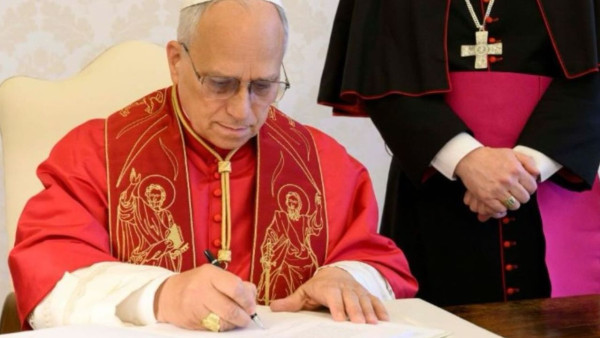 Papa Leão XIV assina a primeira encíclica do seu papado.