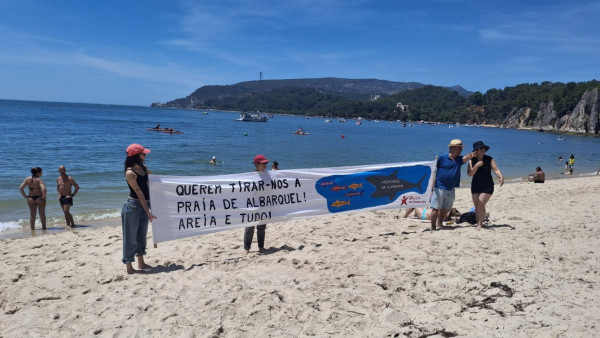 Bloco de Esquerda/Setúbal esteve na praia de Albarquel este domingo para denunciar a tentativa de privatização desta e outras praias próximas. 