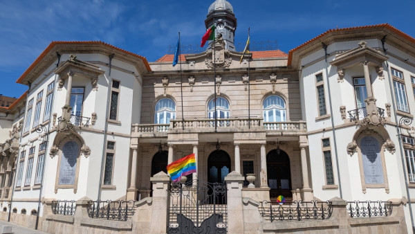 Bloco deixou um "cravo LGBTQIA+" e uma bandeira arco-iris à entrada da Câmara de Gaia.