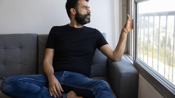Ahmad Khalifa com uma pulseira eletrónica durante a prisão domiciliária, Haifa, Israel, 4 de junho de 2024