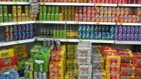 prateleira de supermercado com refrigerantes