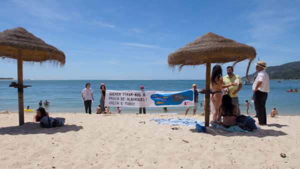 Ação do Bloco na praia de Albarquel