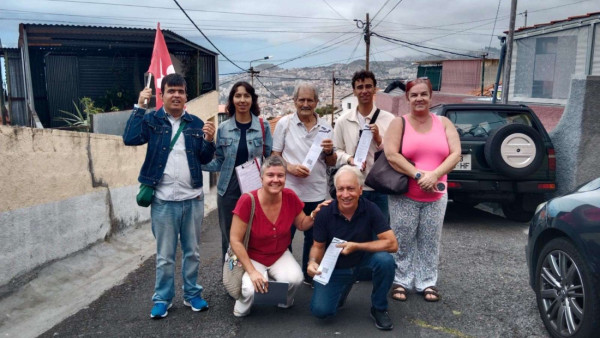 Militantes do Bloco/Madeira no Bairro de Santa Maria, no Funchal