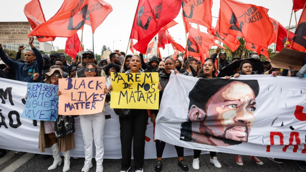 Primeira linha da manifestação "Sem Justiça Não há Paz" em outubro de 2024