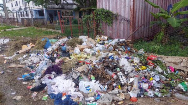 Lixo amontoado nas ruas de Matanzas, Cuba.