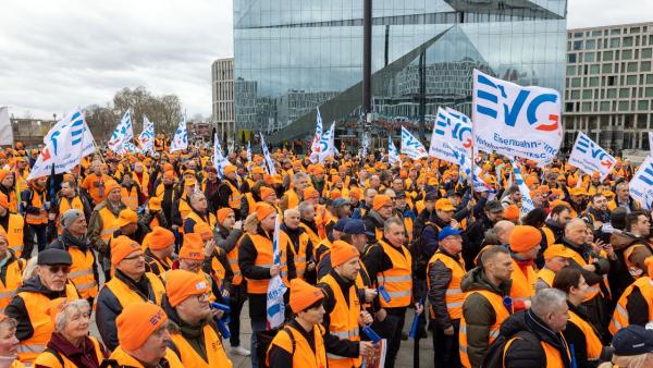Trabalhadores ferroviários alemães em greve em março passado. Foto do EVG.