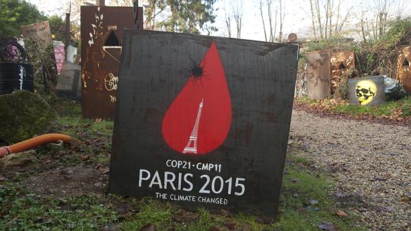 Cartaz sobre a cimeira do clima de Paris. Foto de thierry ehrmann/Flickr.
