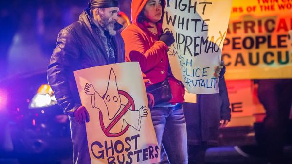 Manifestantes contra a presença de supremacistas brancos nas forças policiais norte-americanas. Minneapolis, 2015. Foto de Tony Webster/Flickr.