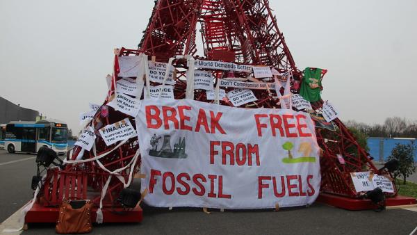 Instalação contra o uso de combustíveis fósseis durante a cimeira de Paris. Foto de John Englart/Flickr.