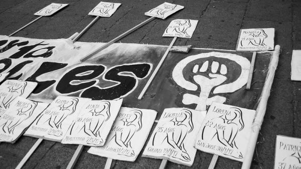 Pancartas feministas com o nome de mulheres assassinadas. Foto de Encuentro de Feministas Diversas/Flickr.