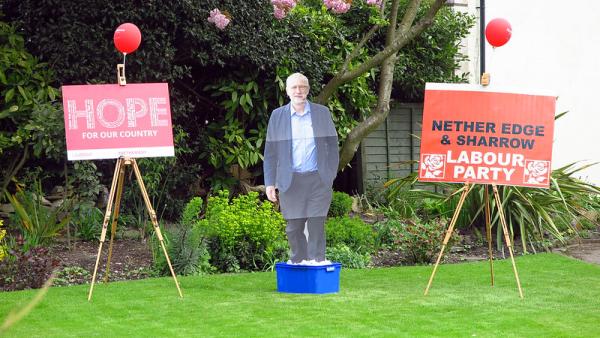 Cartazes de apoio a Corbyn. Foto de Tim Dennell/Flickr.