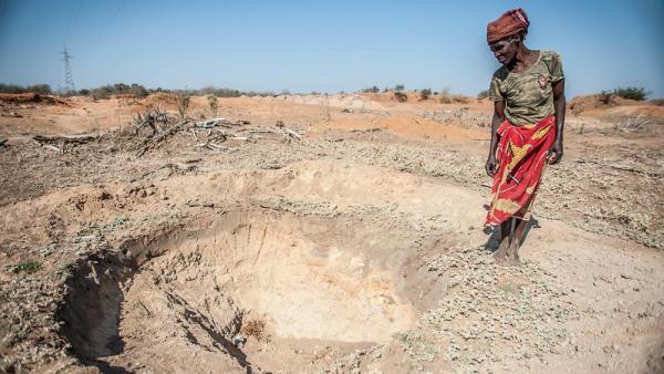 Mulher moçambicana no meio da seca. Sul de Moçambique, 2016.
