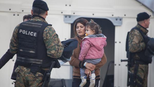 Mulher e criança migrantes, novembro de 2015. Foto de Steve Evans/Flickr.