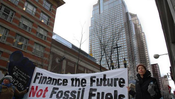 Cartaz contra o financiamente dos combustíveis fósseis em Calgary, 2008. Foto de Visible Hand/Flickr.