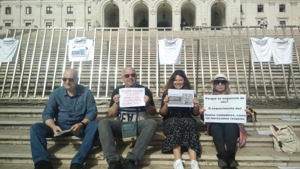 Foto da Associação Nacional de Cuidadores Informais de uma iniciativa realizada o ano passado neste mesmo dia.