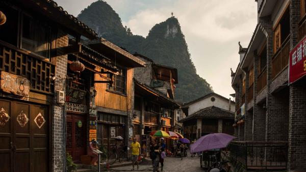 Antiga cidade Yangshuo. Fotografia de Rod Waddington