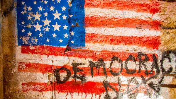 Pintura numa fábrica abandonada. Thomas Hawk/Flickr.