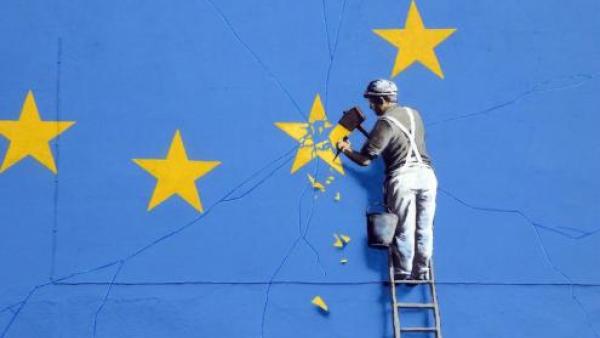 Detalhe do mural de Banksy sobre o Brexit.