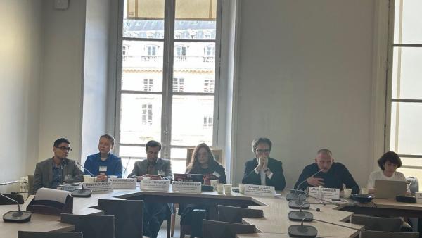 Socialistas russos com o deputado da França Insubmissa. Foto de Arnaud Le Gall/Facebook.