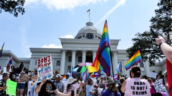 Protesto em frente a um palamento estadual.