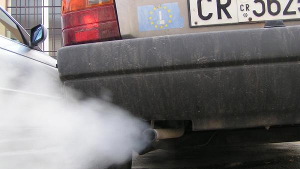 Poluição automóvel. Foto de Simone Ramella/Flickr.