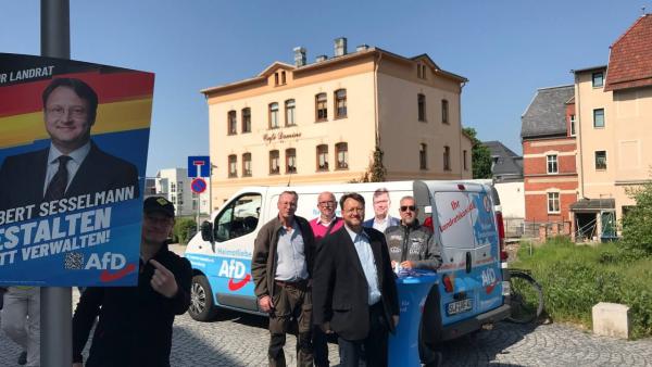 Robert Sesselmann em campanha eleitoral em Sonneberg.