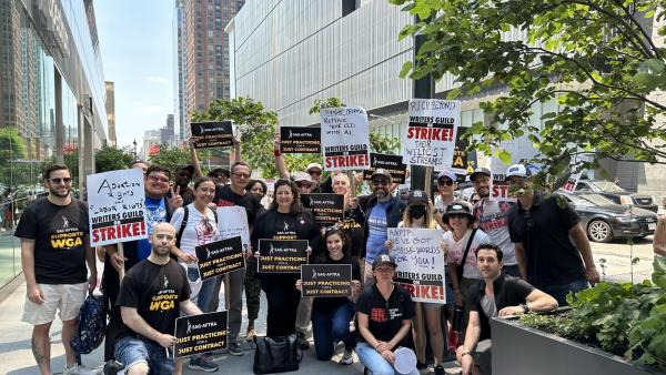 Atores norte-americanos com cartazes sobre a greve. Foto do SAG-AFTRA.