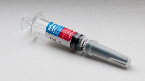 Injeção para a H1N1. Foto de Ingmar Zahorsky.